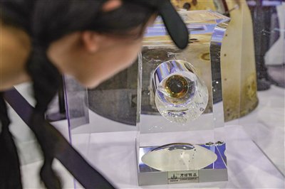 9月15日,首钢园,一名观众观看月壤样品。新京报记者 王远征 摄