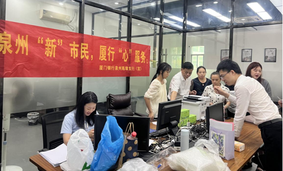 厦门银行泉州陈埭支行为鞋厂农民工上门提供一站式服务,解决农民工无法到银行网点办卡的实际困难(厦门银行 供图)