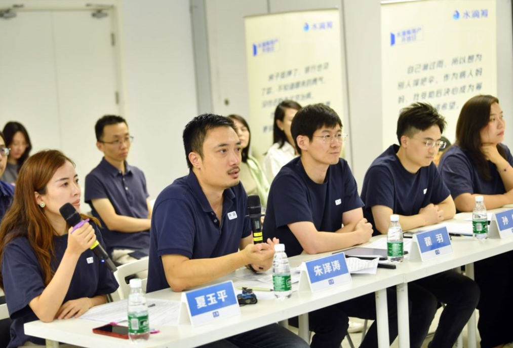 图注:水滴筹业务负责人与捐款用户代表面对面交流