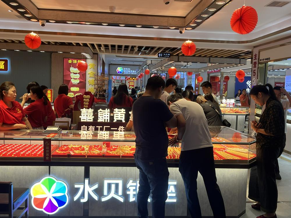 (水贝市场某柜台前 财联社记者摄)