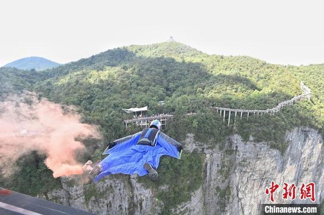 美國選手丹尼爾·達比跳下起跳台。中新網記者 楊華峰 攝