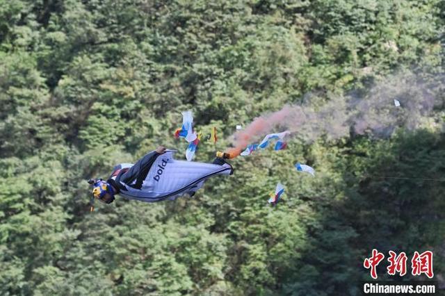 中國選手張樹鵬穿過標靶。中新網記者 楊華峰 攝