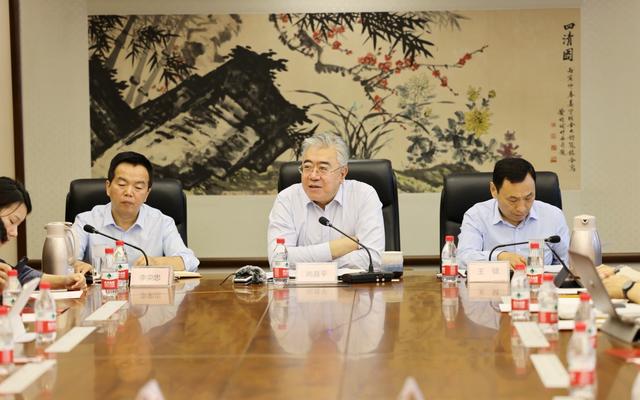 王府井集团总裁尚喜平(中)介绍了相关情况。新京报记者 王贵彬 摄