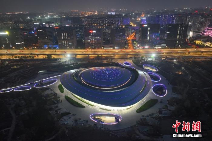 資料圖：杭州2022年亞運會電子競技場館入夜亮燈，屋頂彩色光條如星軌。(無人機照片) 中新社記者 王剛 攝