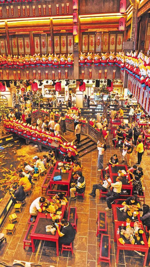 9月13日,市民和游客在唐山宴品尝特色美食,感受民俗文化。 河北日报通讯员 郭宝强摄