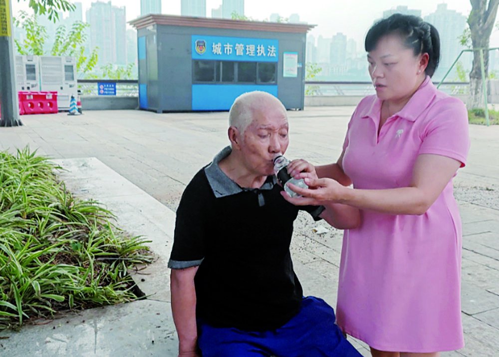 給老人送上礦泉水解渴