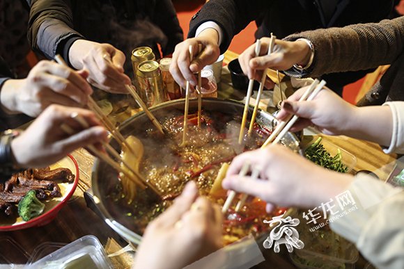 麻辣鲜香的火锅,是重庆人最爱。华龙网首席记者 李文科 摄
