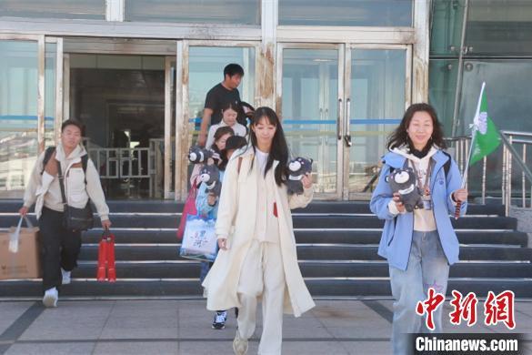 中国赴俄罗斯免签旅游团从黑河口岸出境。