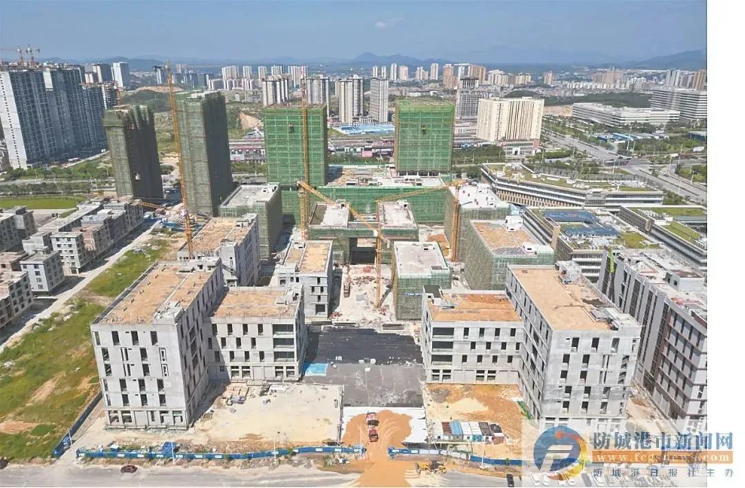 防城港国际医学开放试验区国际中小企业医学孵化中心(一期)项目建设现场。 防城港日报全媒体记者 韦英奇 摄