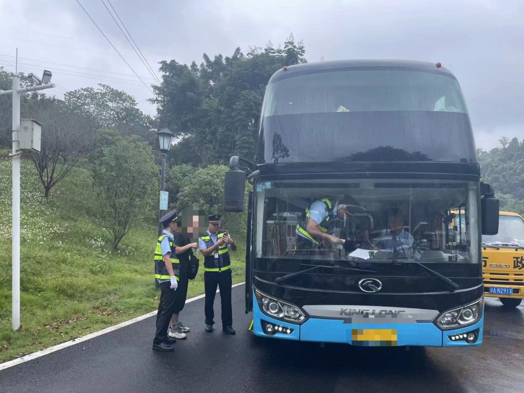 交通執法隊員對旅遊包車進行檢查。受訪者供圖