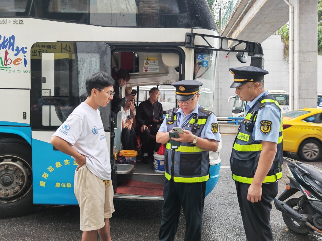 重慶交通執法總隊直屬支隊聯合重慶市文化旅遊執法總隊磁器口開展節前旅遊客運市場專項整治行動。華龍網記者 謝鵬飛 攝