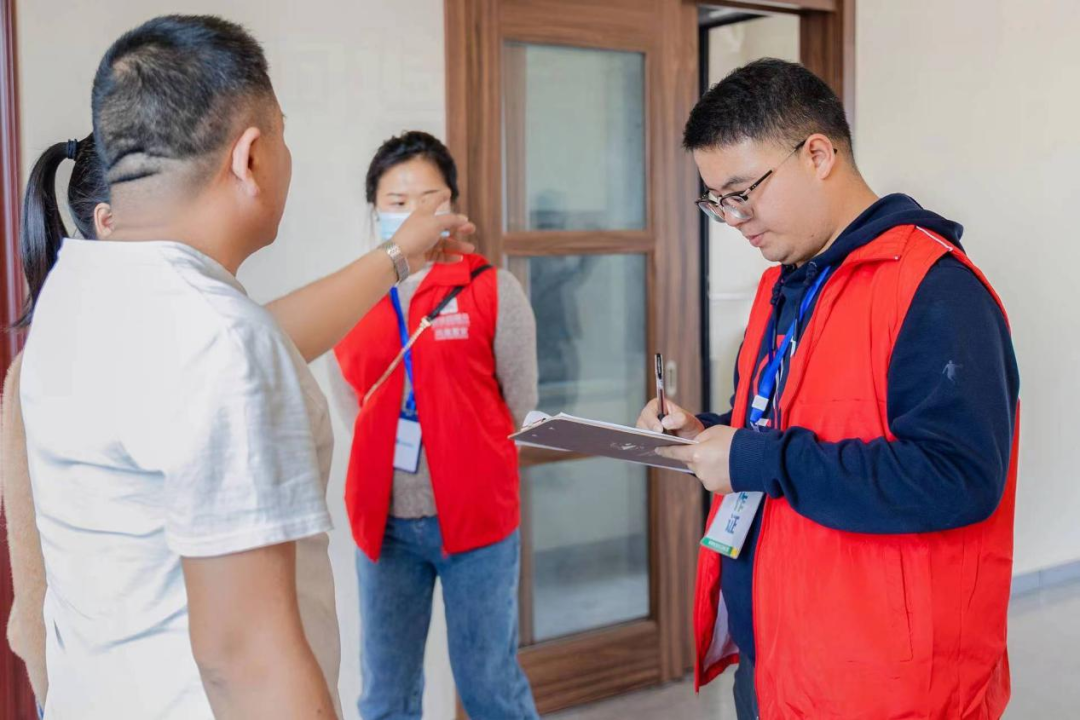 每套房屋交付,都有工程师全程陪同验房。