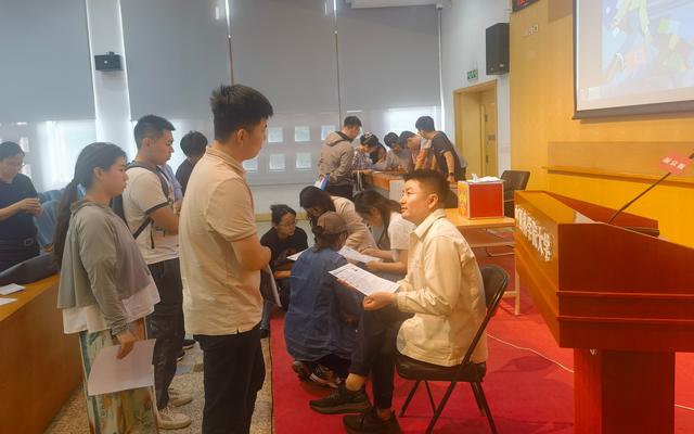 國科大的學生們現場拿著自己的簡曆排隊向職導師們提問、諮詢求職相關事宜。 新京報記者 巫慧 攝