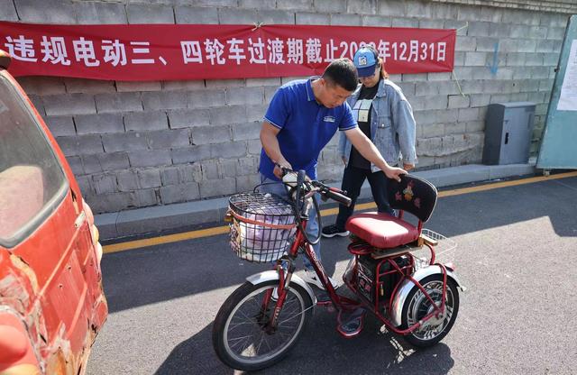 回收公司工作人员正在对车辆进行评估。新京报记者 王贵彬 摄