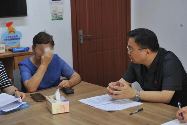 上海市长宁区人民法院法官顾薛磊与徐如丽(左一)交流。受访者供图