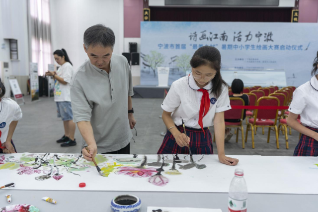 图为美术教育指导中心组织书画家协会主席给学生指导