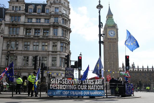 當地時間2023年5月3日，英國倫敦，反脫歐人士在大本鍾前手舉橫幅舉行抗議活動。圖/視覺中國