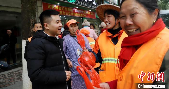 圖為陳倔強給環衛工人提供愛心生態土豬肉。宜黃縣委統戰部供圖