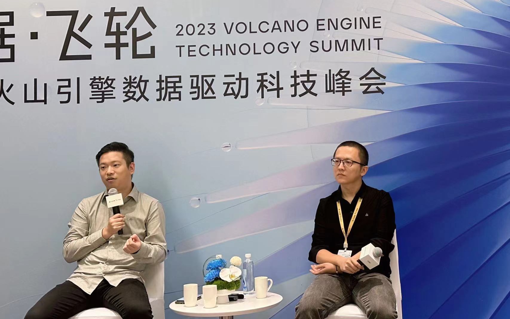 火山引擎總裁譚待(圖左)和字節跳動數據平台負責人羅旋(圖右)接受採訪。圖|新京報記者白金蕾 攝