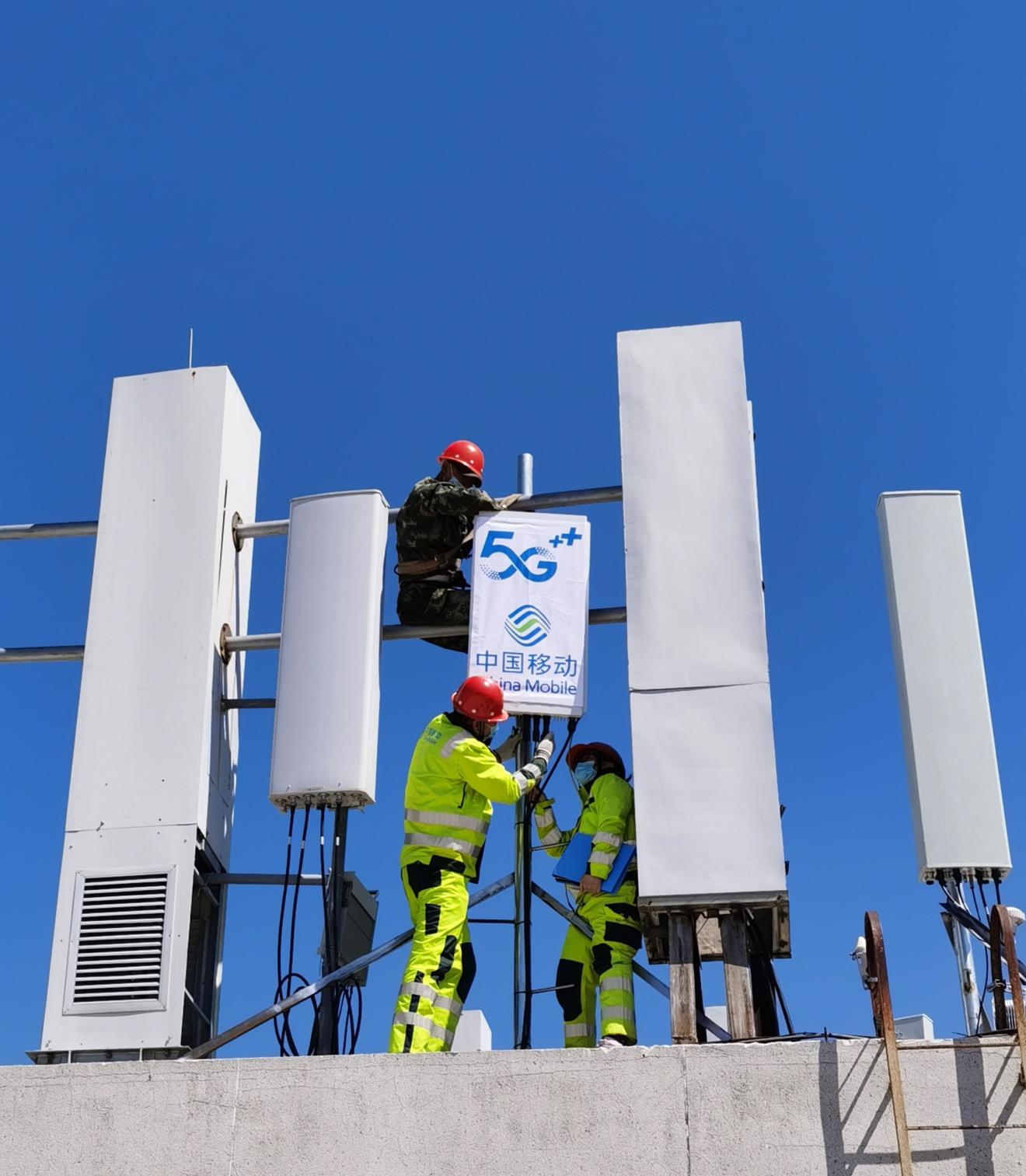 图为移动建设者为百姓进行5G护航。