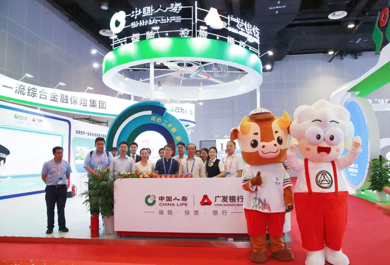 图为中国人寿驻桂成员单位联合展台,吉祥物“国寿牛”和“小发羊”软萌出圈。