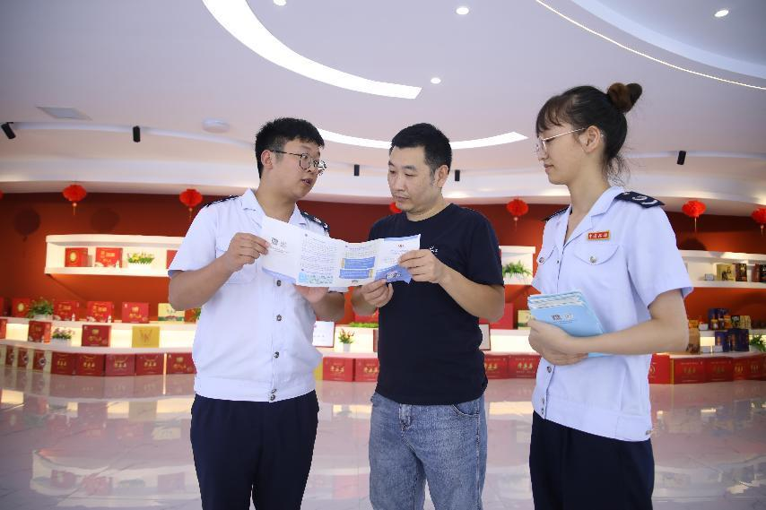 豐都縣稅務人員走進當地企業,宣傳講解納稅信用相關政策。通訊員 張淩雲 攝