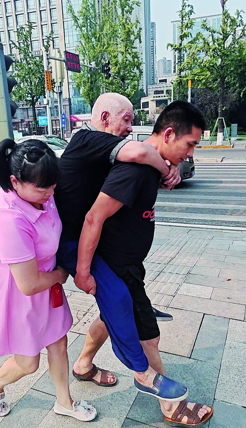 攙扶老人過馬路