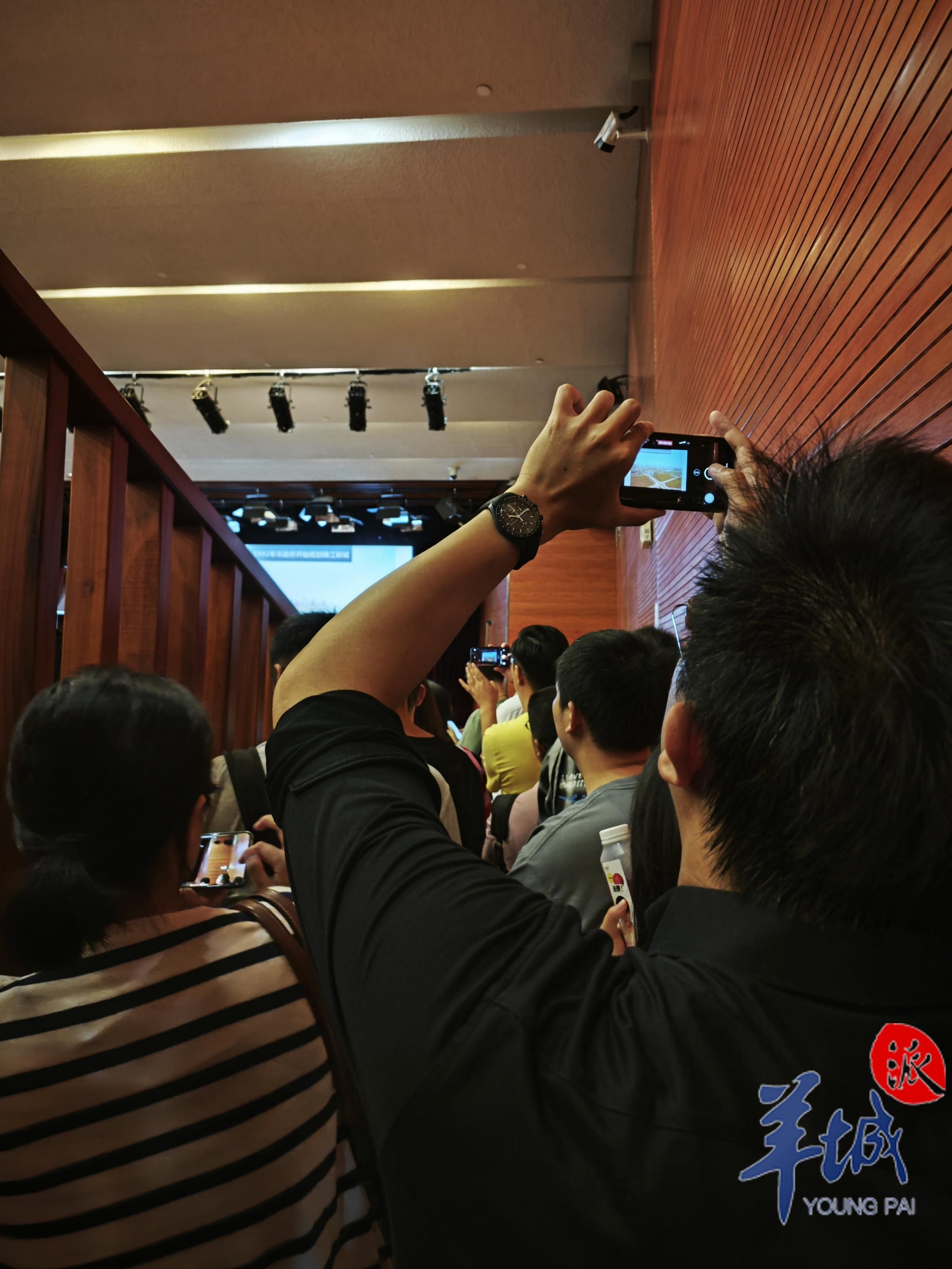 讲座现场,不少观众站在走道上把讲座听完 陈玉霞 摄