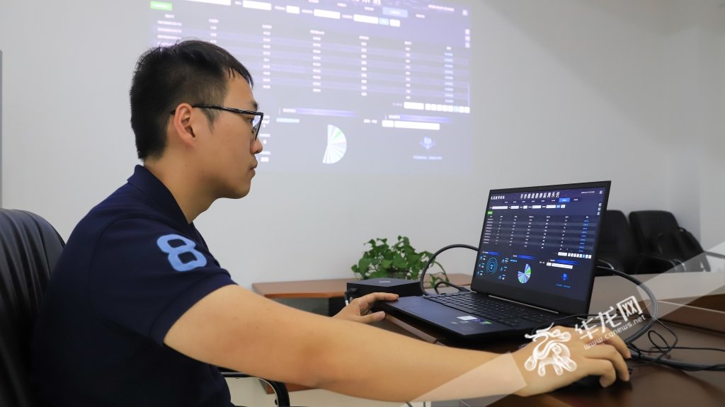 工作人員在後台即可掌握隧道的實時信息。華龍網記者 陳毅 攝