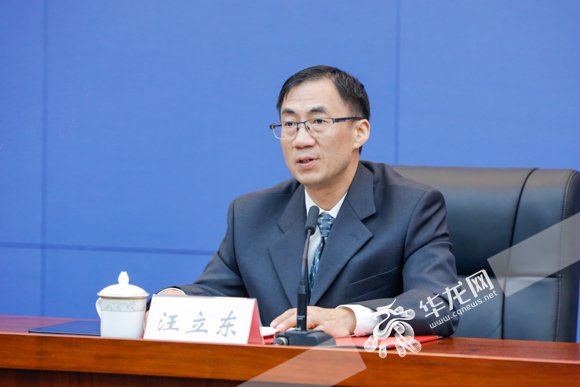 汪立東回答記者提問。華龍網記者 石濤 攝