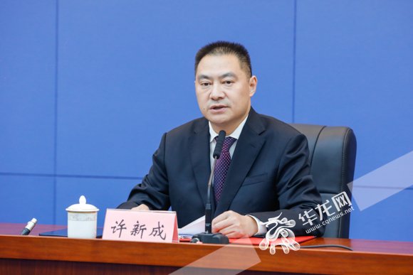 許新成回答記者提問。華龍網記者 石濤 攝