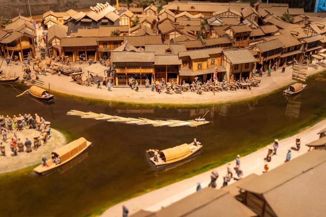 |图为根据考古复原的街景，大约600年前的成都水井街，酒旗当风，一派“门泊东吴万里船”的富庶景象。  图源/视觉中国
