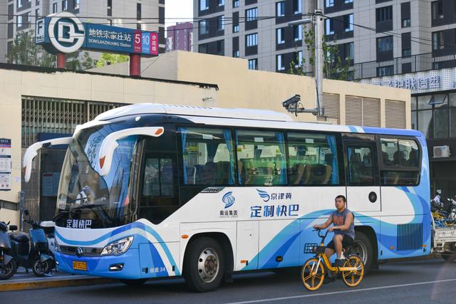 今起,河北廊坊主城区、固安进京通勤定制快巴开通,共设11条支线。新京报记者 王贵彬 摄