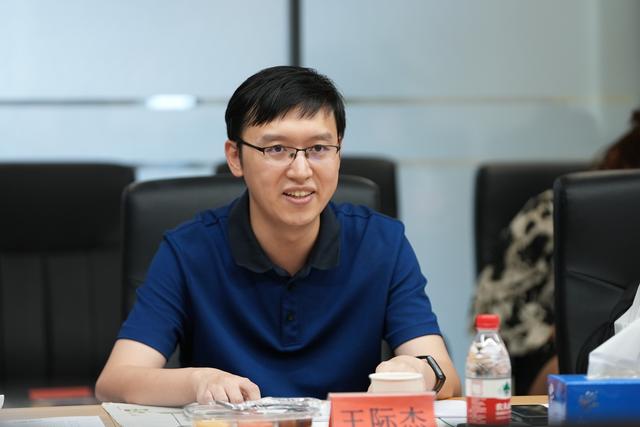 国家气候战略中心市场机制部理论室主任、副研究员王际杰参加研讨会。 新京报贝壳财经记者 吉喆 摄