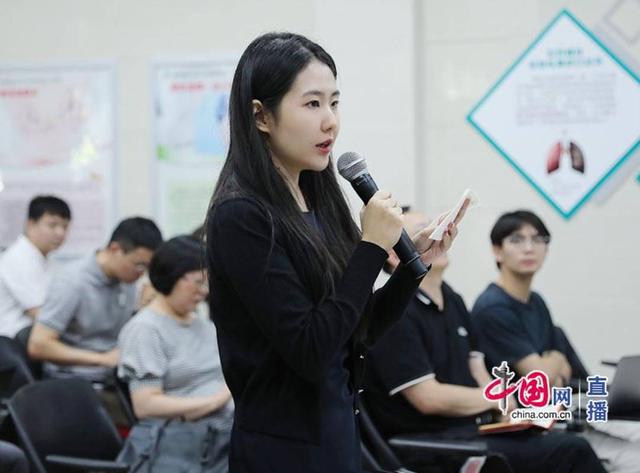 封面新聞記者提問。圖片來源:中國網