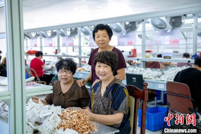 “老花鏡”共富工坊。樂清市委統戰部 供圖