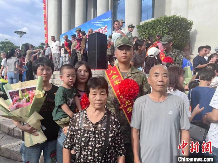 歡送大會全家福。漳州市退役軍人事務局供圖