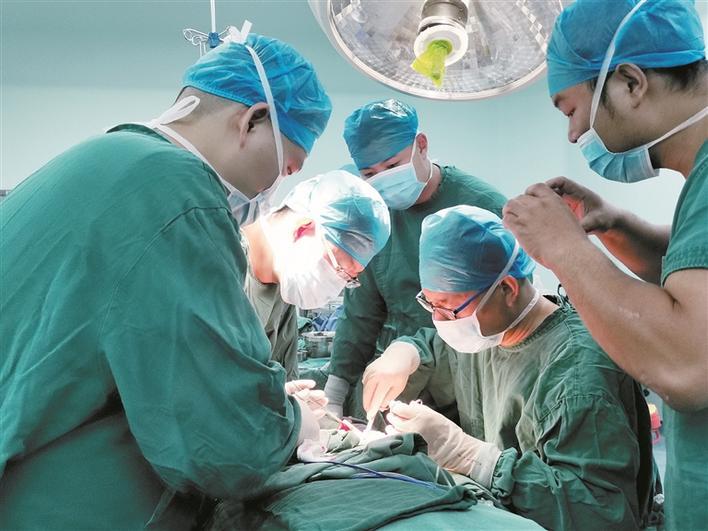 台州骨伤医院援疆医生和浙大邵逸夫阿拉尔医院医生为患者做手术（资料图片）。张芳 摄