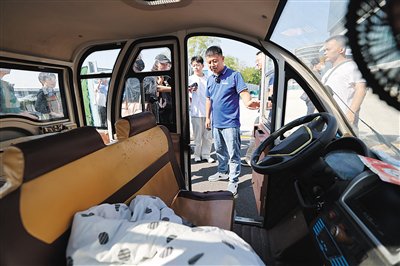 东城区崇外街道磁器口路口回收网点,等待回收的车辆。