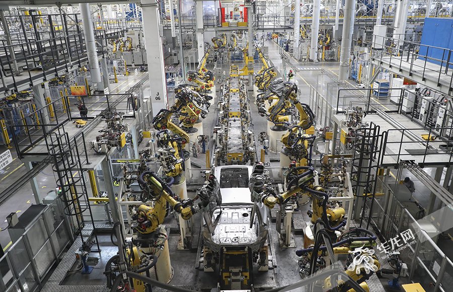 賽力斯兩江智慧工廠內，機器人在“造車”。華龍網-新重慶客戶端 首席記者 李文科 攝