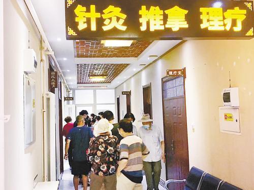 前来香河县中医医院看病就医的患者正在排队等待检查和治疗。