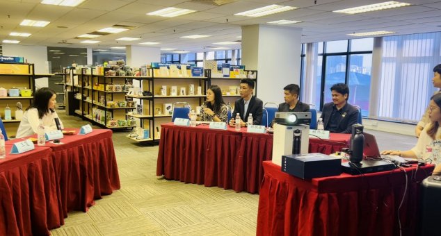 深圳媒体记者在侨交会马来西亚采销中心参与交流会