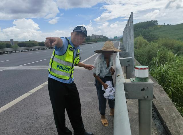 老人撿瓶子誤入高速公路，民警護送其到安全地帶。圖片來源廣西高速交警