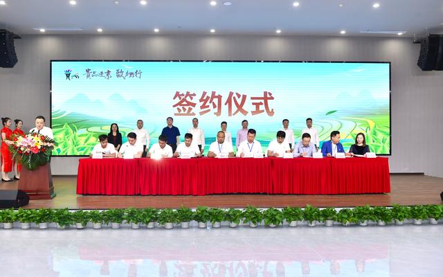 貴州特色商品招商推介會現場舉辦簽約儀式,多個貴州和北京的企業簽署合作協議。貴州省商務廳供圖