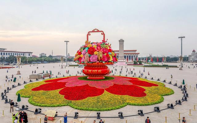 “祝福祖国”巨型花篮正式亮相天安门广场。北京市园林绿化局供图