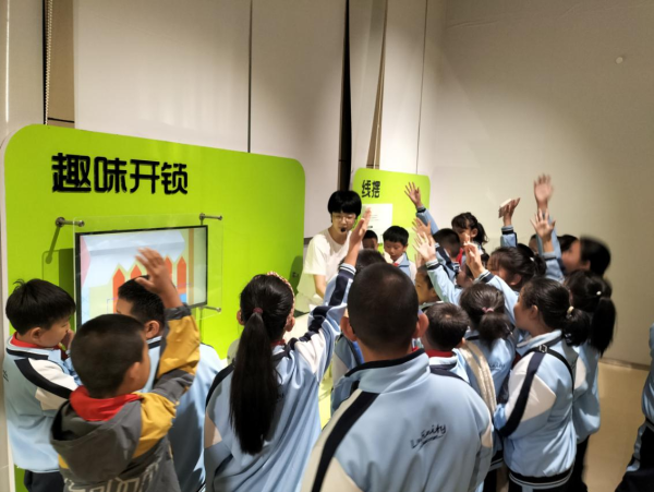 长春市双阳区新安中心小学学生走进省科技馆