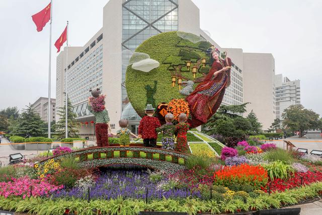 西单西北角的“花好月圆”花坛。北京市园林绿化局供图