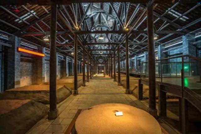 |馆内生产中的古窖池和考古出土的石磨 摄影/好酒地理局视频中心