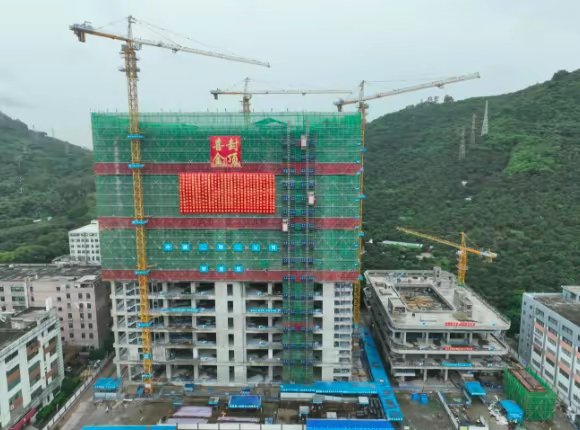 今年,深圳南山智造(红花岭基地)城市更新项目完成首栋封顶。