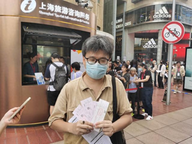 蒋同舟展示优惠票 诸葛漪摄